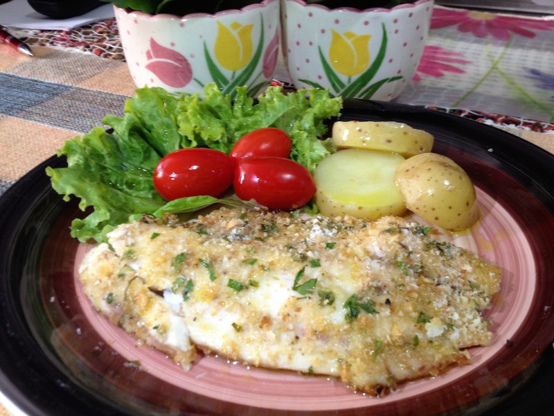 Tilápia Empanada com Pão Integral e Aveia Ciscando na Cozinha por